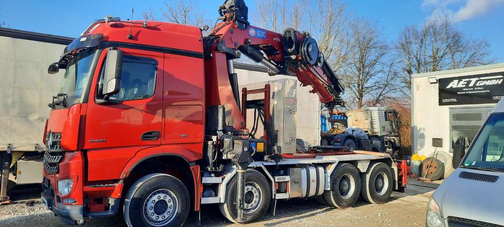 Mercedes Arocs 3257 mit 60 Tonmeter Ladekran der AET GmbH